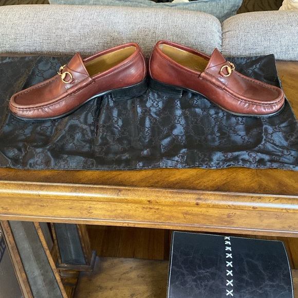 Gucci Horsebit Leather loafers in good condition with gold tone bit. - Picture 3 of 7